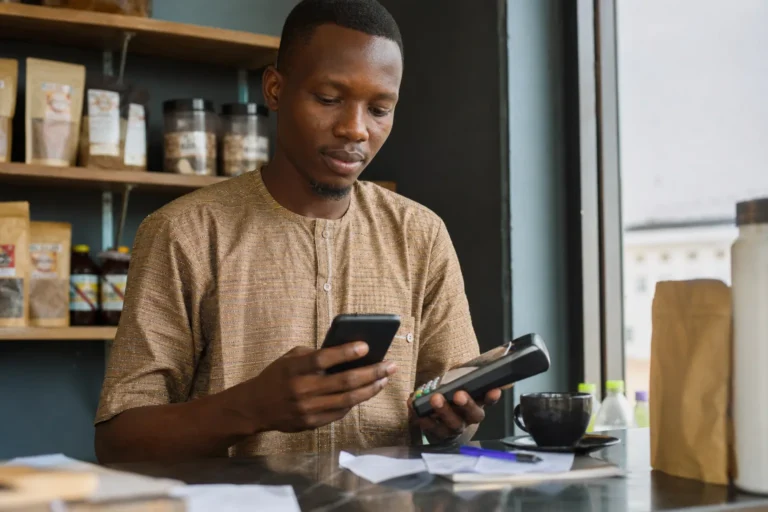 Terminal de paiement combinant carte bancaire et mobile money