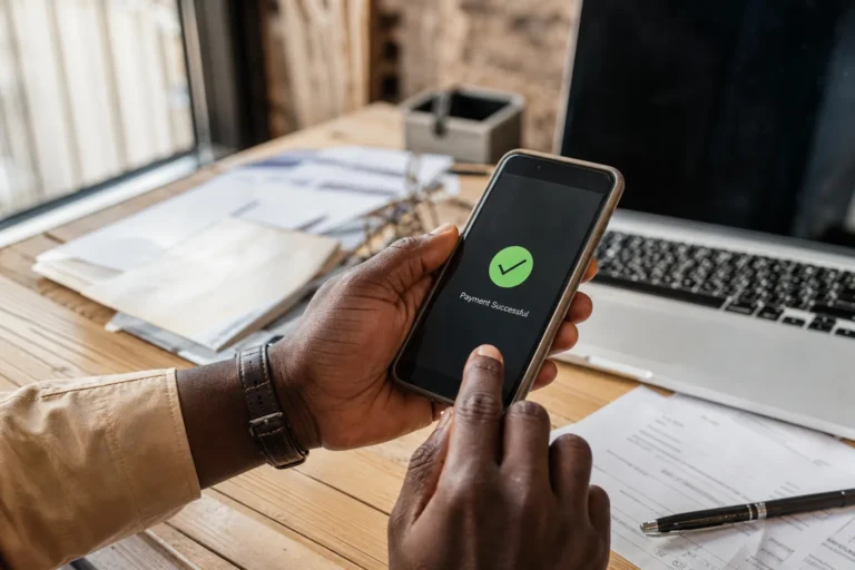 Écran de paiement en ligne sécurisé avec icônes de vérification